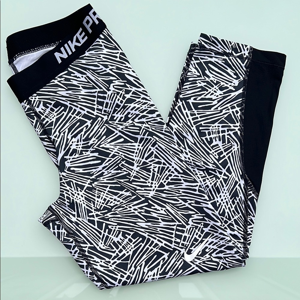 Nike Pro Dri Fit Black and White Patterned cropped Leggings Women’s size small